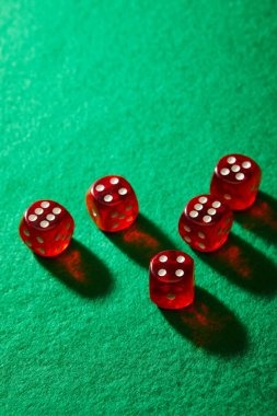 Dealer spinning European Roulette wheel at mesin mpo